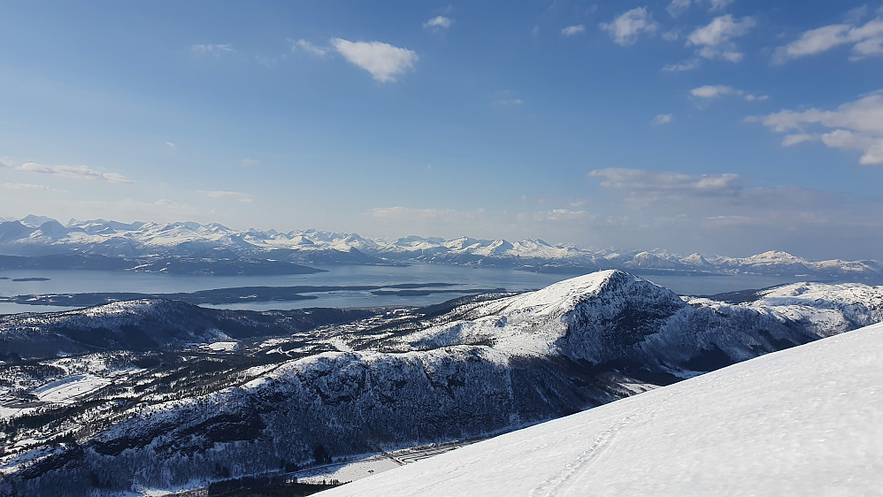 Må kikke litt på Romsdalsfjorden, Moldepanoramaet (og Hausen og Tusten) på veg opp :-)