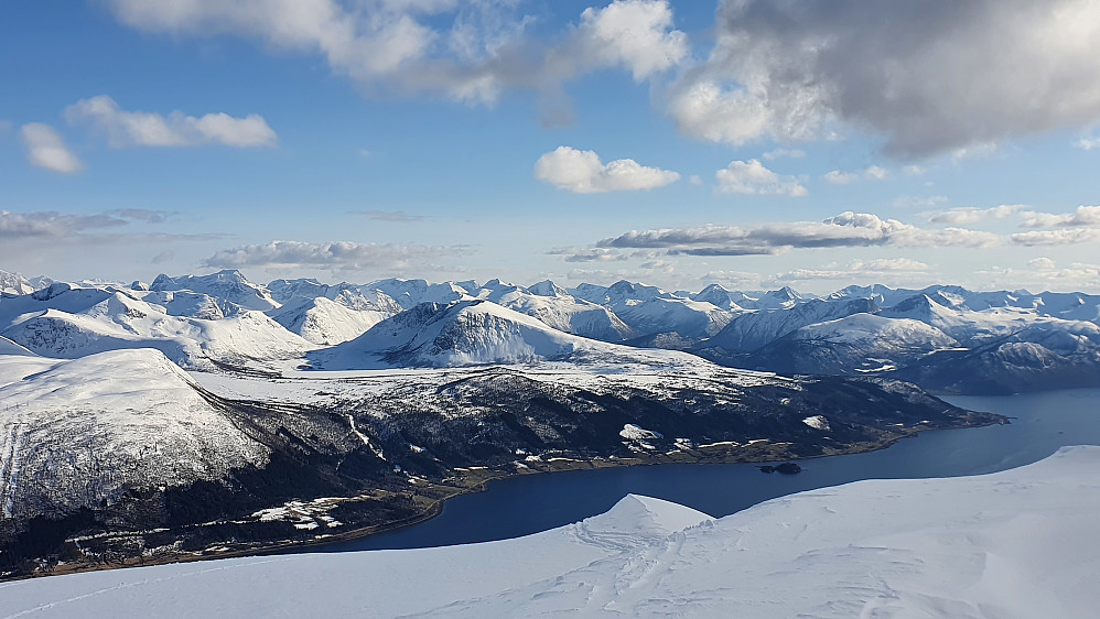 Tarløysa på andre siden av Langfjorden midt i bildet