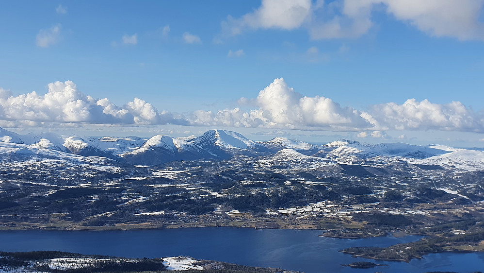 Nordover mot Romsdalshalvøya - Harstadfjellet ruver midt i bildet