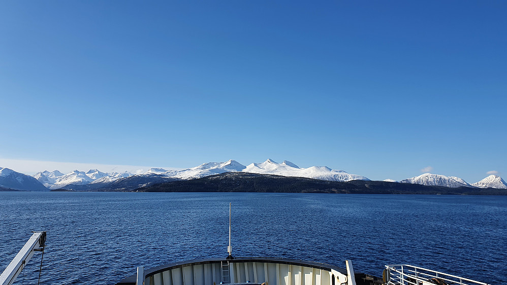 Cruise-tur over Romsdalsfjorden, Vestnesfjellene midt i bildet. 