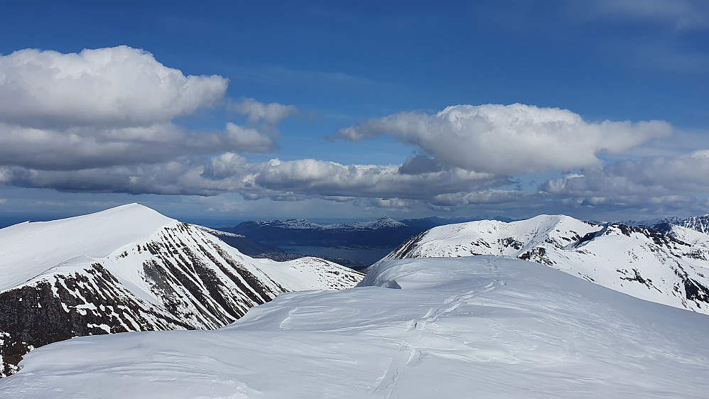 Mot bl a Kvannfjellet og Luten (og det er ikke sporet mitt ute på skavlen der)