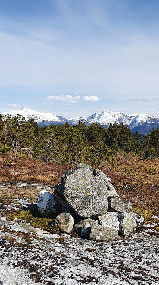Oppe på Åsmulen - utsikt mot Kvannfjellet og Urfjellet 