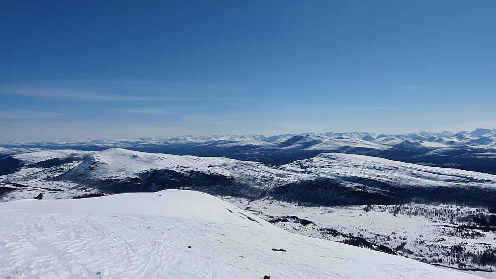 Maifjellet og Lønsetfjellet foran et mylder av Nordmørs- og Romsdals-topper