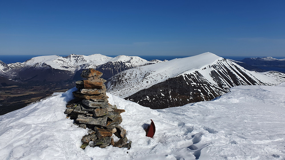 På toppen for første gang i dag - mot Sandnestindene og Kvannfjellet