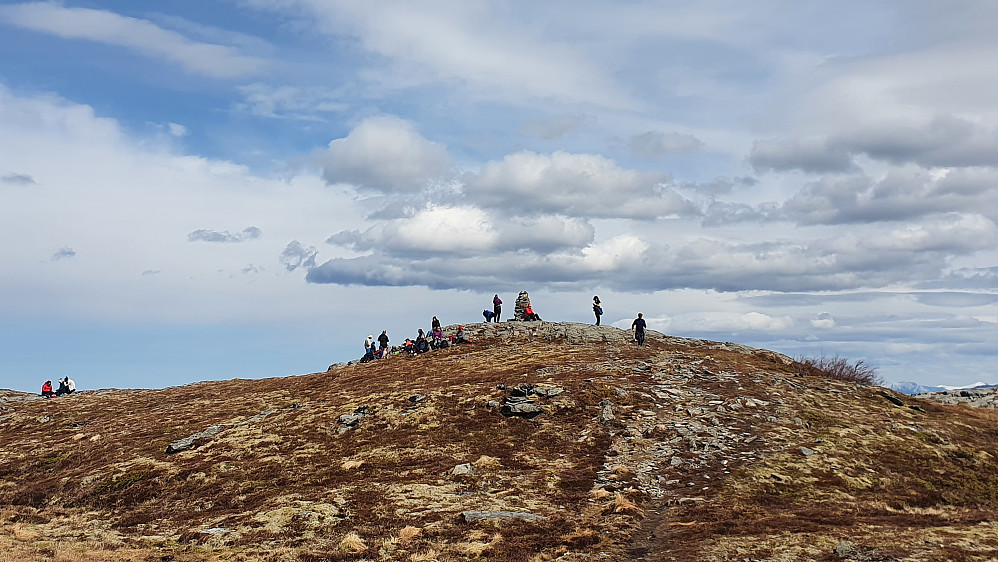 Folksomt på Lyngstadfjellet i dag 