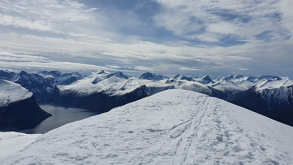 Nydelig utsikt på Skarven - mot Innfjords- og Måndals-fjell