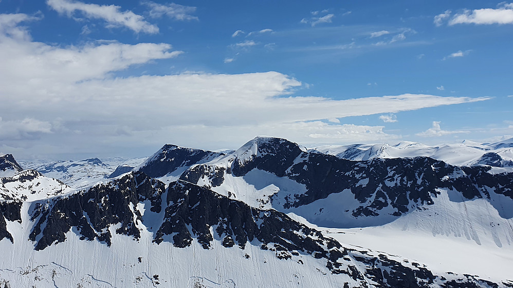 Over mot Skarfjell-toppene