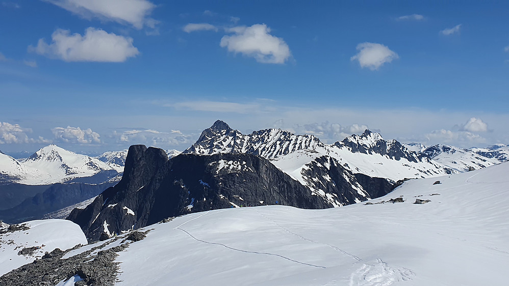 Over Romsdalen mot Romsdalshorn, Vengetind og Kvanndalstind