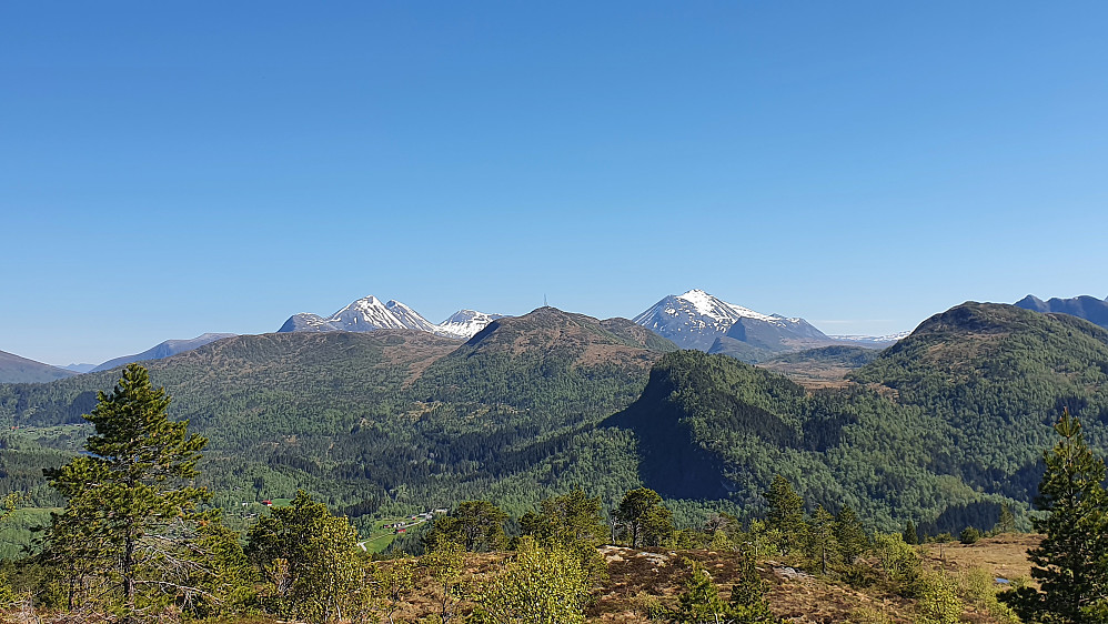 Mot Ørskogfjell-toppene 