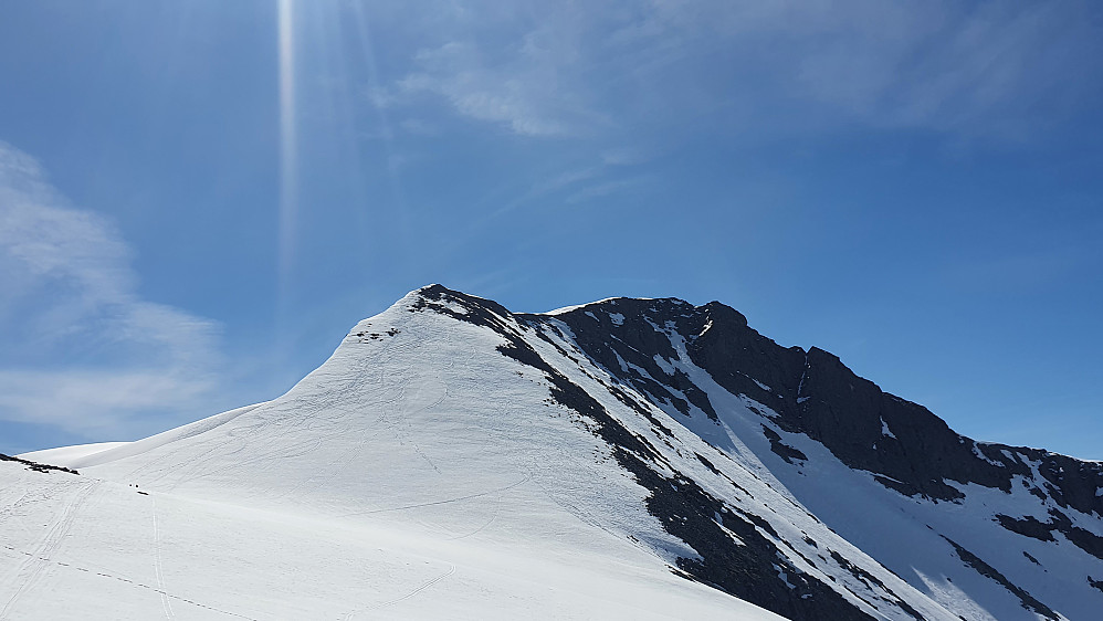 Nedkjøringen fra Alnestind, nesten sammenhengende skiføre der også nå.