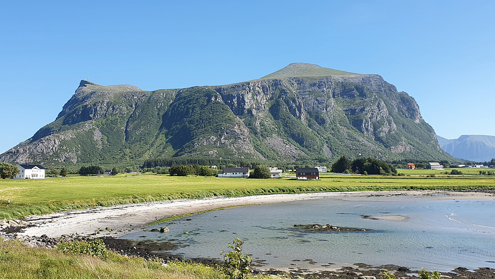 Breivikstranda foran Stemshesten/Sjurvarden