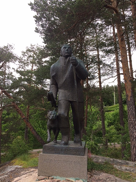 Roald Amundsens statue "Alltid mot nytt mål". 
Står i enden av Roald Amundsens vei. 