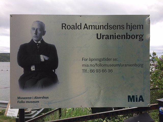 Skilt ved inngangen til huset. 