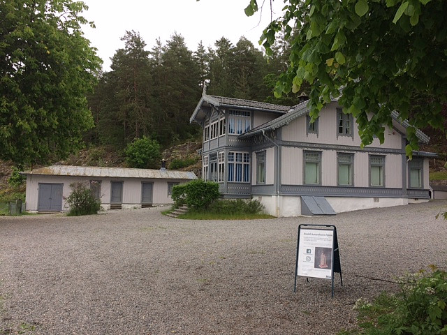 Her bodde Roald Amundsen.