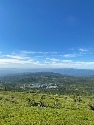 Utsikt ned til Norefjell Ski og Spa fra Dansarflate.
