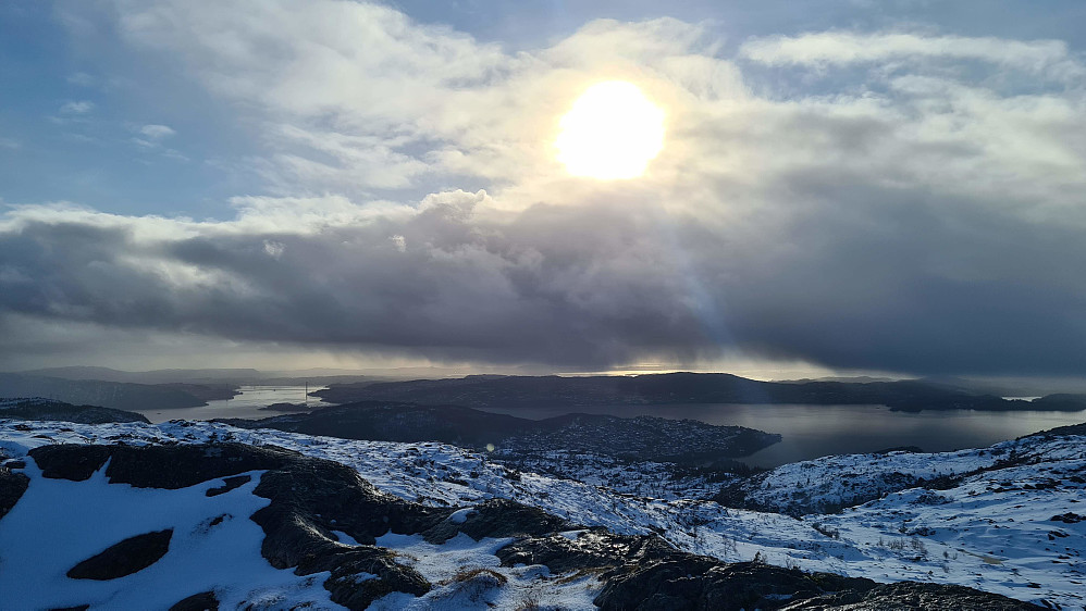 Utsikt fra Storsåta mot Askøybrua - sol og snø.