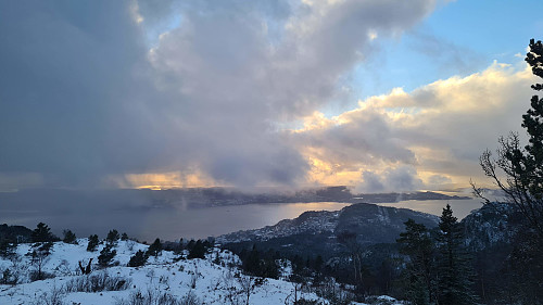 Utsikt fra Ankehytten - snøen herjer på Askøy