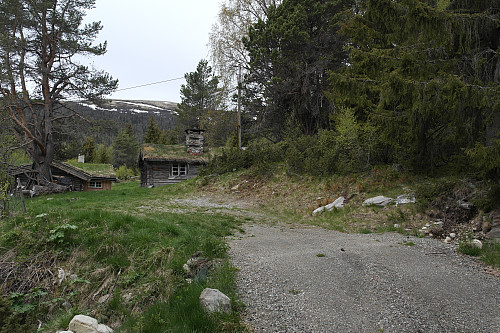 Opp til høyre ved masten. Stien følges hele veien oppover til topps på Torgeirkampen.
