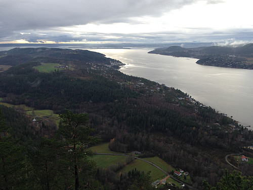Drammensfjorden. Holmsbu der nede.