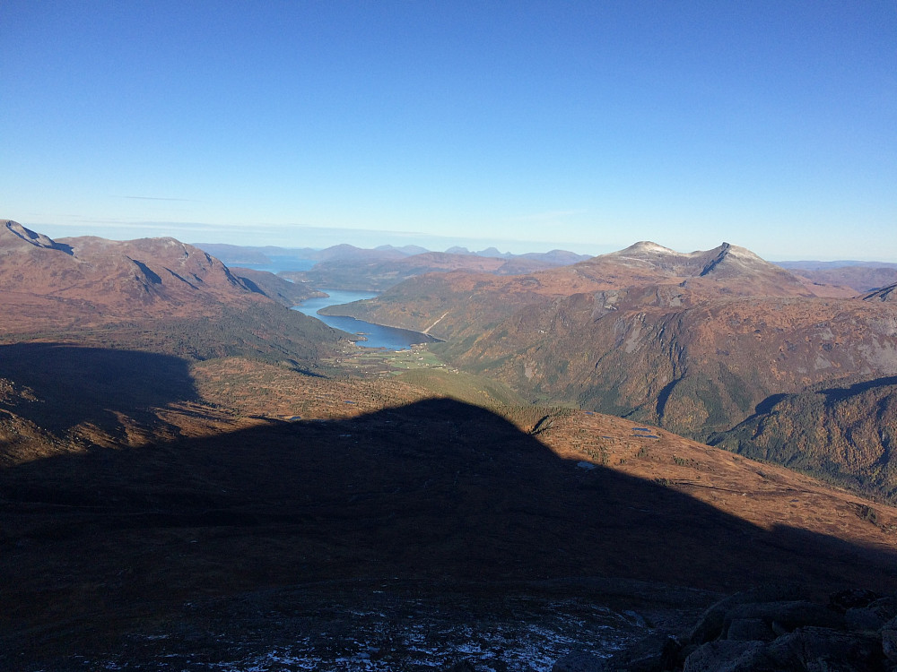 Skjerdingfjellet kaster skygge mot Todalen.