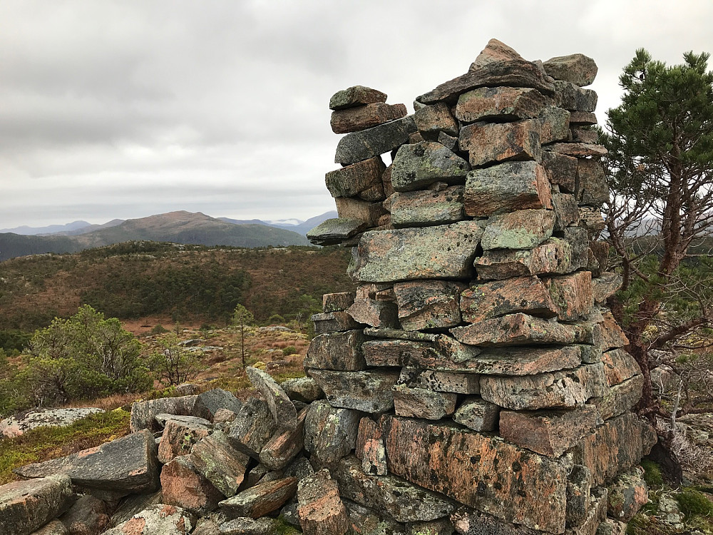 Fin varde som dessverre er delvis ramlet ned på Ormbostadfjellet nord.