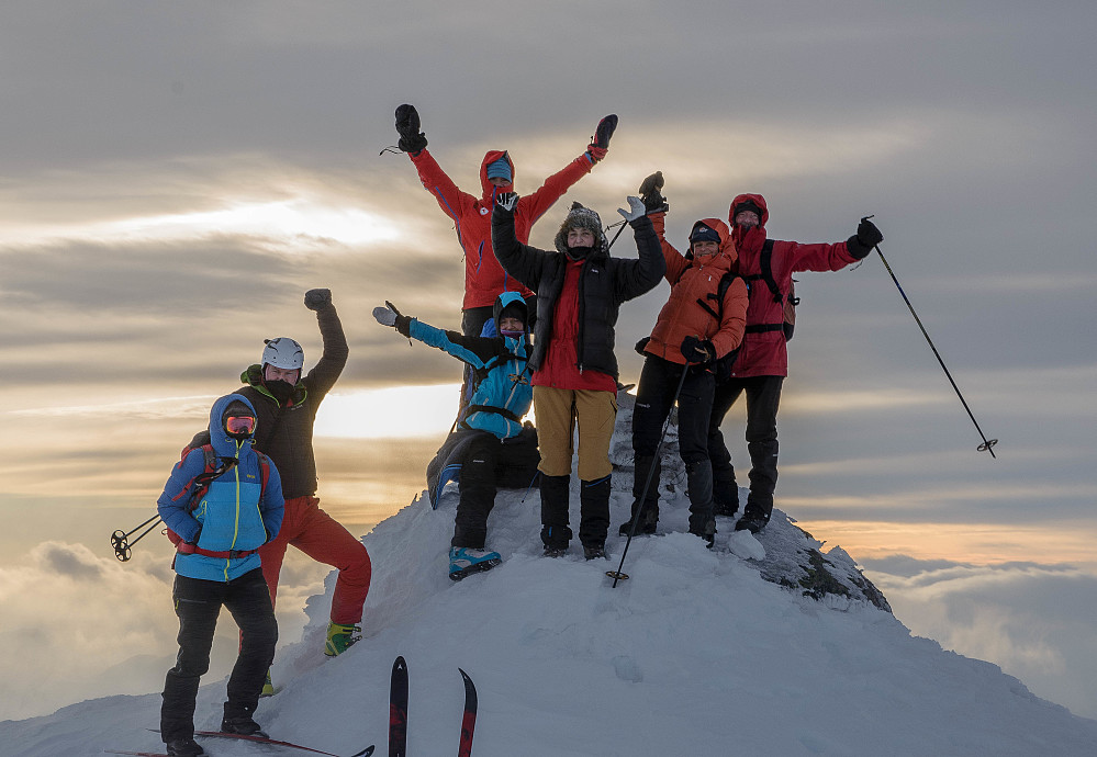 Gry, Henning, Morten, Line, Venke Kristin, Hilde og Gunnar på toppen av Rasletinden. Bare Esther og kongepuddelen som mangler på bildet.