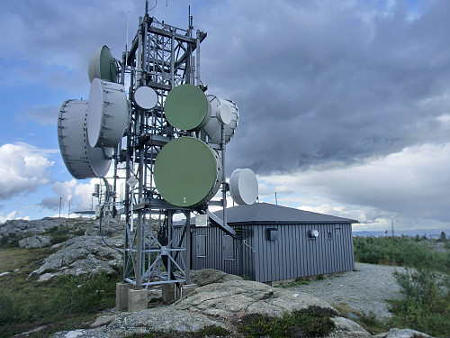 Det er plassert signalantenner for blant annet fjernsyn og radio på toppen, og alle signaler til Stjørdal går innom Forbordsfjellet. 