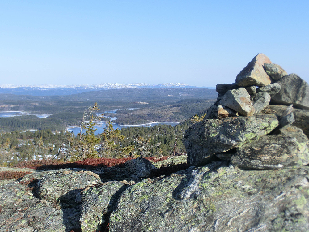 Varden på toppen av Gavllangsheia med utsikt nord-nordøst mot Meltingvanet.