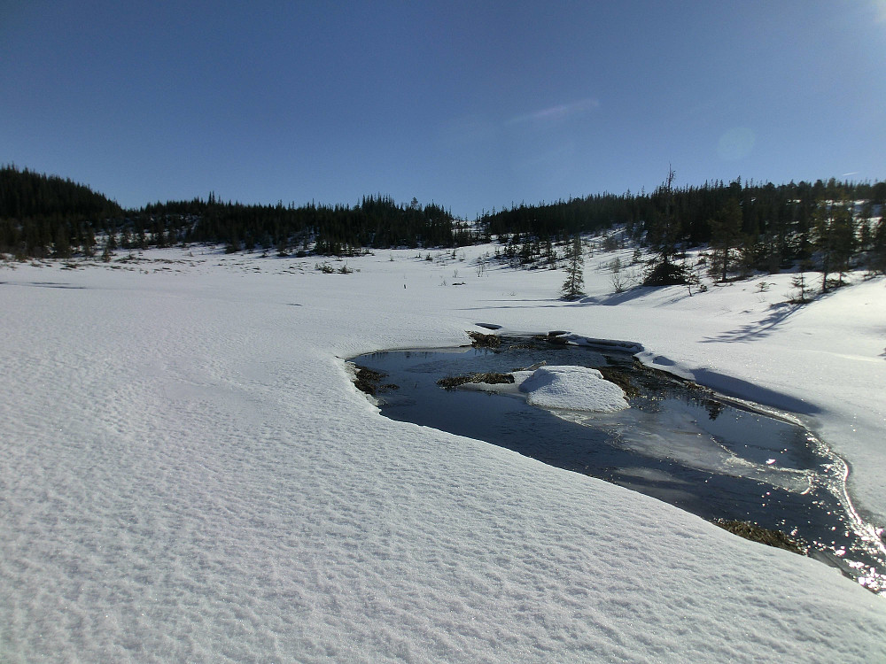 Nok snø til å komme seg hvor man vil ennå. Men våren er helt klart i anmars.. (Tog du han??) Mars haha..