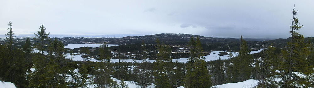 Utsikten nordover fra Ørnklumpen. Grønsjøen bakerst sammen med Hårfjellet midt på. Og vi har vandra heile lengden (3 km) på Litj Grønsjøen som ligg fremst.