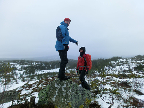 Vel oppe på Fiskløysheia var det en utfordring å vagle seg på denne steien. Vinden var frisk og guten va rask..