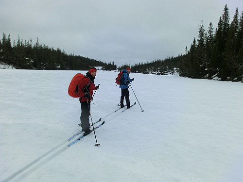 En topp unna gjort, nå over Fiskløysa vatnet og opp på neste topp.