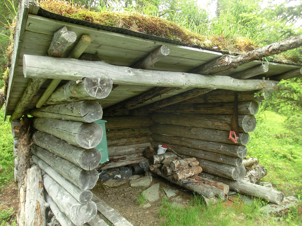 På stien fra nordsiden (Skaudalen) ligger denne gapahuken bare noen 100 meter fra bautaen.