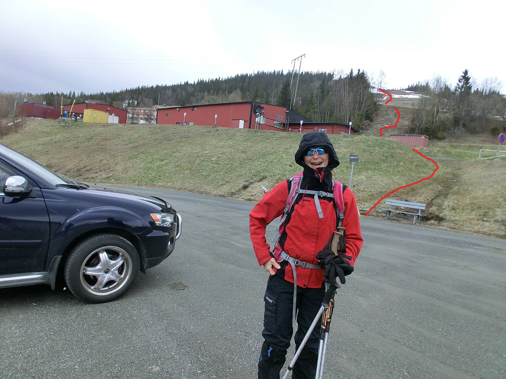 Vi parkerte ved skiheisen. Heelt tomt der nå. Vi fulgte den røde sti. Enklest sånn..