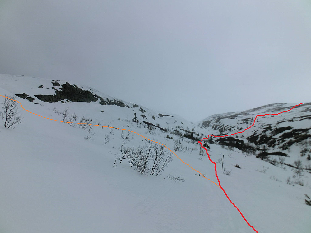 Her ble vinden mer en besværlig. Samtidig som snøen gjorde turen jette tråkig..
Planlagt rute i rødt.  Vi bestemte oss for å gå opp på toppen til venstre, så vi skar ut den veien (orange)