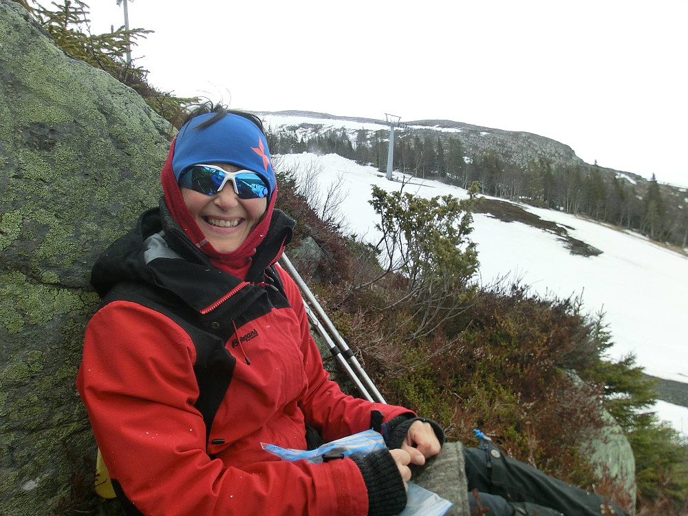 På ca. 700 meter fant vi le for vinden så vi tok en matpause.