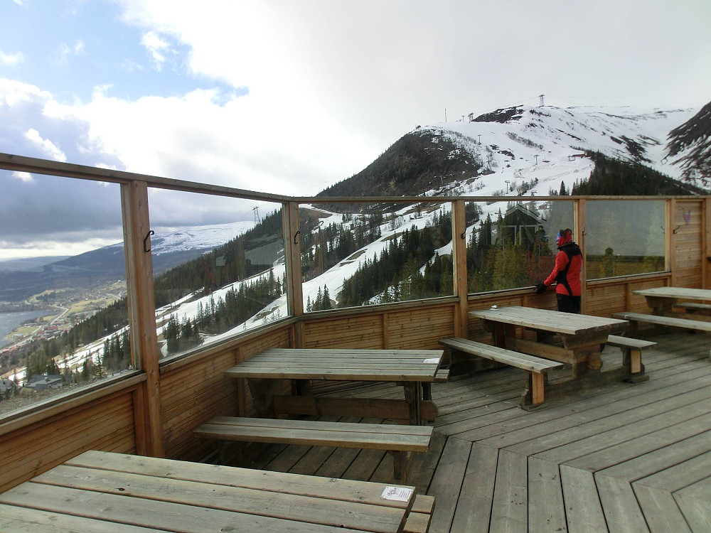 Etter turen sonderte vi terrenget for morgendagens tur. Her ser vi bort på Mullfjellet vi nettopp har kommet ned fra. (lengst bort til venstre)