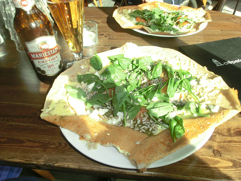 Krepperiet hadde ikke bare crepe, men også noe som het Galettes. Begge er egentlig pannekaker, men i Galetter bruker man bokhvete isteden for hvete. Siden bokhvete er en urt og ikke en kornsort, er den glutenfri. Hmm, nok om det. Stekt med ost og dandert med kylingkjøtt, bladspinat, fetaost og tomat, ble det et måltid som jeg ikke klarte å spise opp. Men godt var det.
Kan brukes som lefse, rulle inn masse godsaker i..