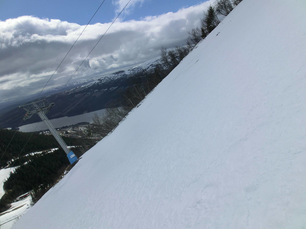 En ting er at jeg aldri har turt å kjøre ned, men det er nervepirrende nok å gå oppover uten pigger under fjellskoa. Hardpakket, isete og til tider veeldig glatt... 