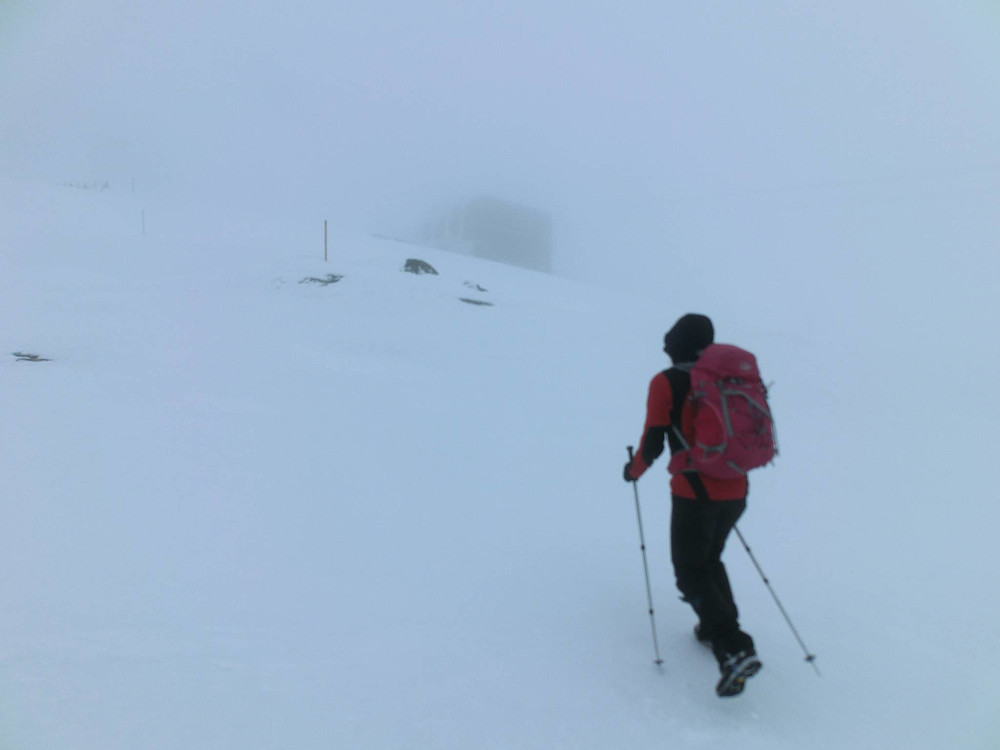 Nesten oppe på Kabin Berg (lifthuset). Omskiftelig vær, gjorde at det føltes helt greit å følge pinnene oppover.. :-)
