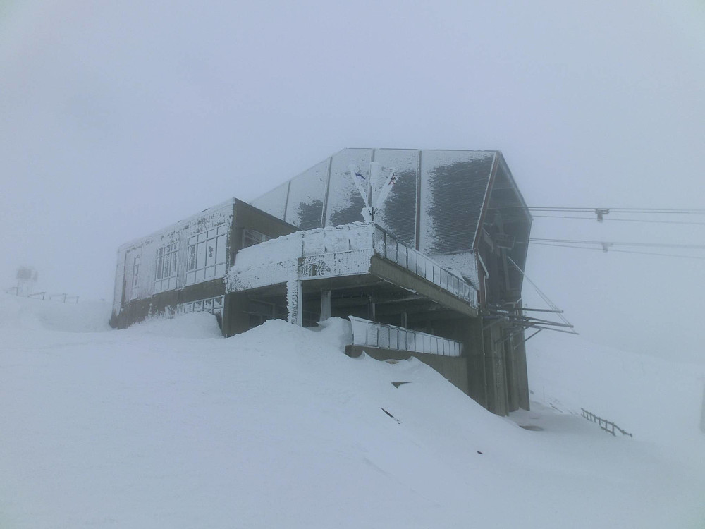 Klarnet opp akkurat nok til at vi så å komme oss inn under verandaen.