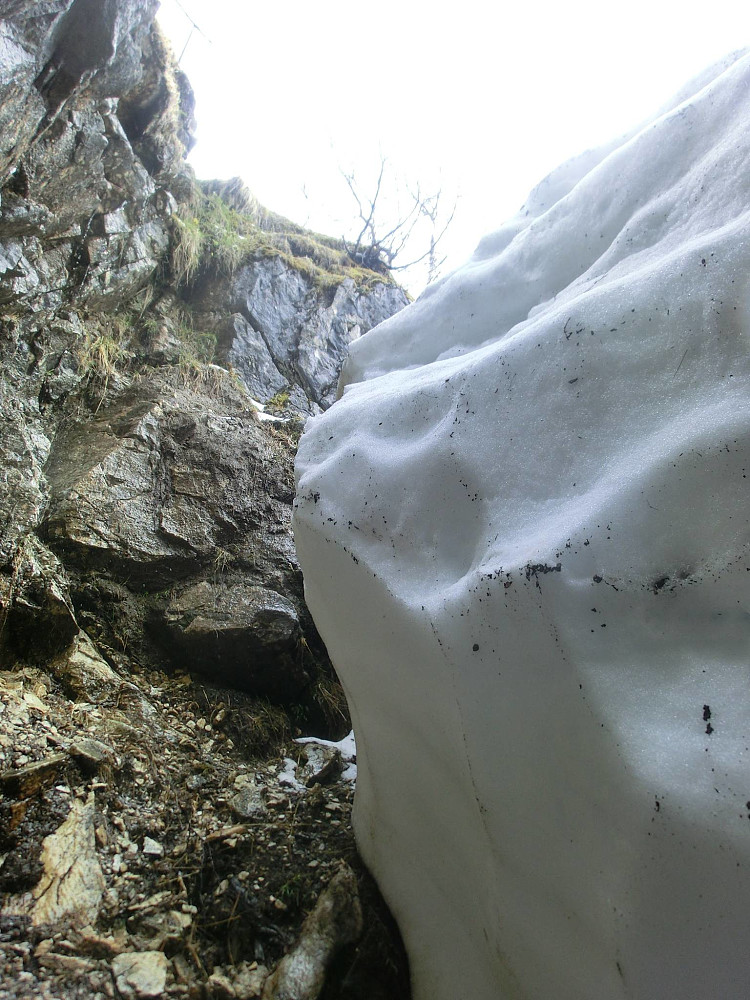 Utsikten vi fikk når vi kom opp fra grottehullet var denne. En stor isbrelignende is/snøklump som så ut som den var på tur til å knuse deg. Klarte akkurat å smyge den smekre kroppen mellom isen og bergveggen. Rune kom hakk i hel..