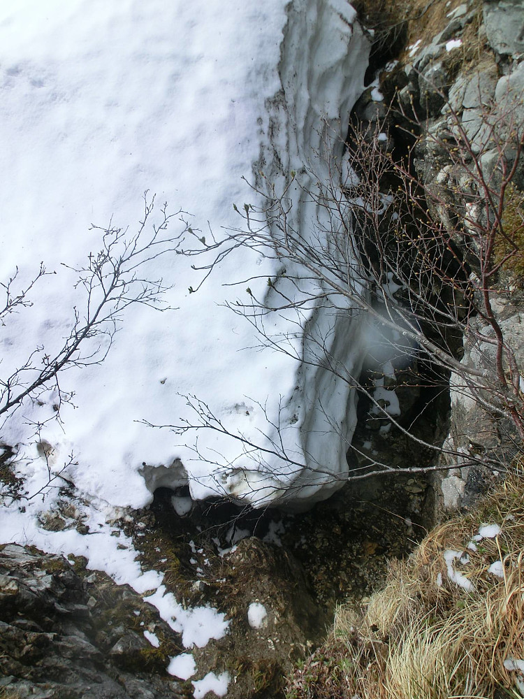 For å komme raskest til neste grotte måtte vi krype ut gjennom en veeldig trang hulegang.. Kjente herr Klaus komme smygende, men klarte å ignorere han denne gangen.. Kom opp i det svarte hullet midt i bildet til høyre (Rett under den hvite flekken på linsa)