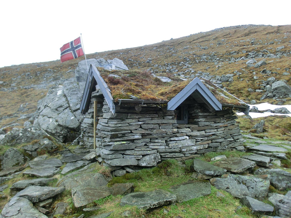 Etter en fin tur over tregrensen kom vi til et vann med en steinhytte. En av byggerne satt tilfeldigvis inne og koste seg med turfølget sitt, de ba oss inn men vi lot dem sitte i fred og spiste nista vår utenfor.