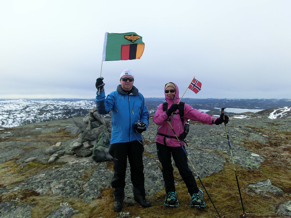 Hipp hurra for første mai. Premie til den som kjenner igjen flagget til venstre..