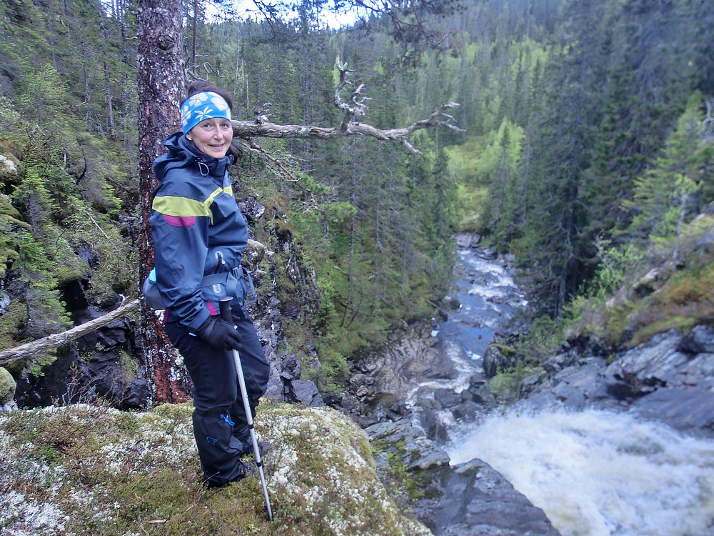 Vi tok en annen vei ned til demningen og havna rett på en for oss ukjent foss (Lunfossen). Fin var den iallefall. Ca. 10 m høy.