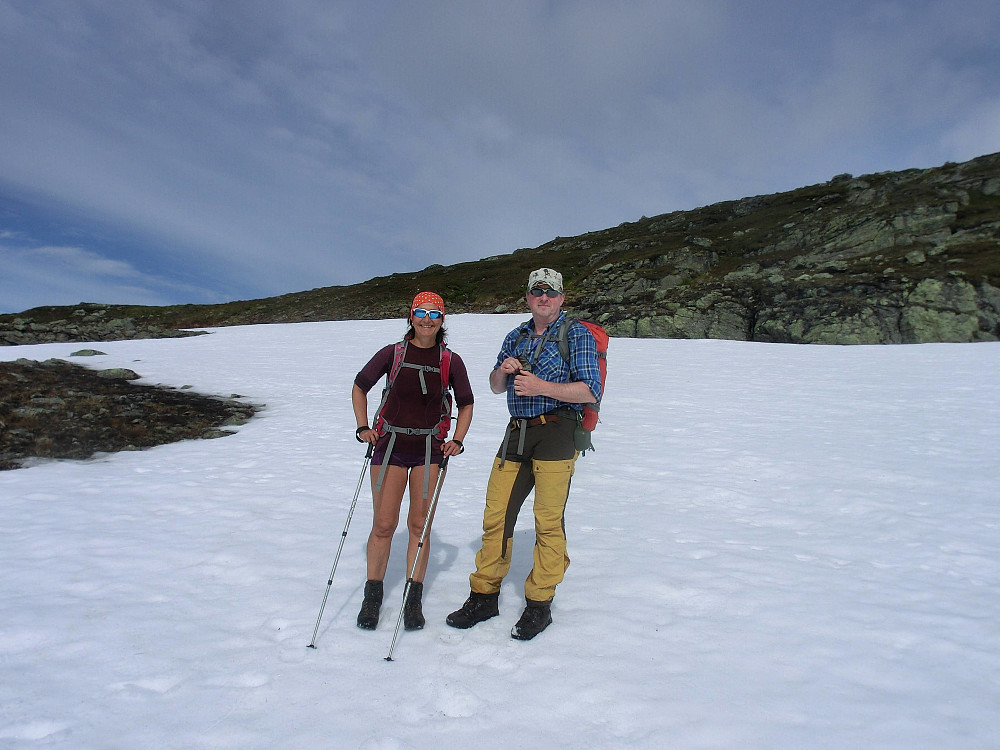 Hadde ikke før kommet ut på fjellet, så fant snøen oss. Varmen fra sola var uvant men kjærkommen.