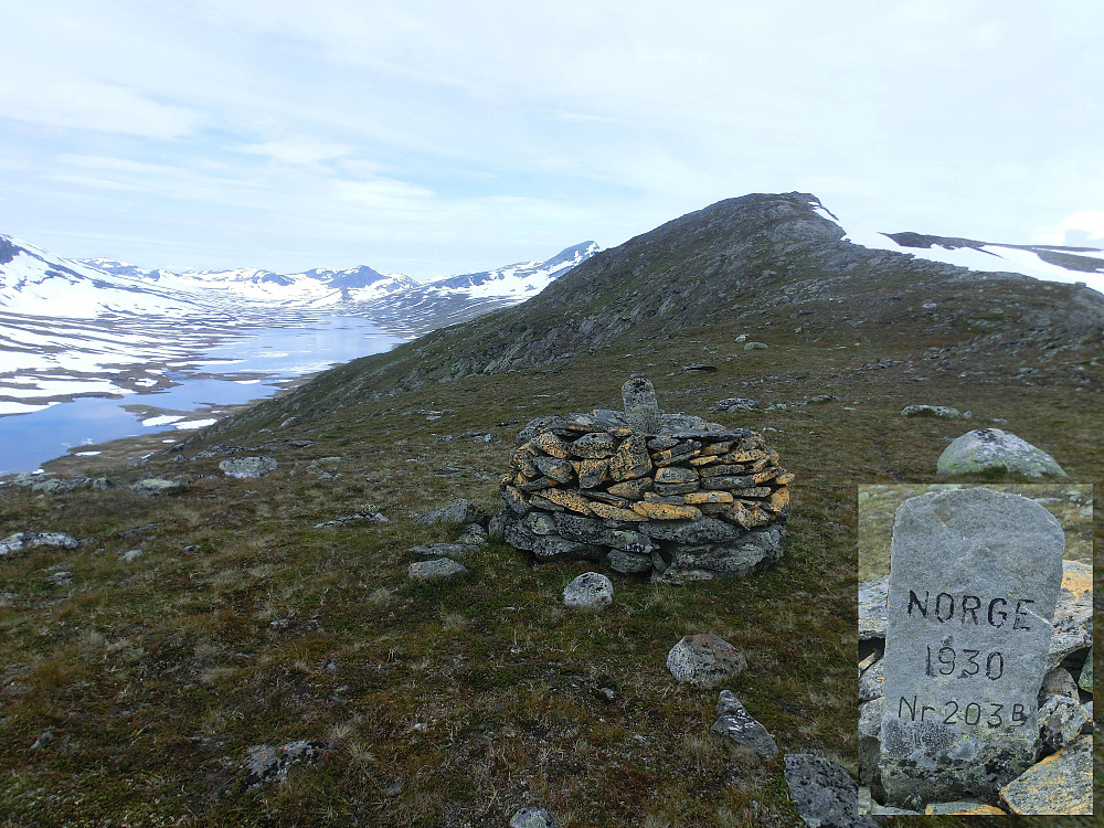 Etter 6 km kom vi til Riksrøys nr 203 B. Bildet er tatt fra Svensk side og mot Norge. Topp 1111 er første toppen du kommer til (til høyre i bildet).
Teksten på baksiden av røysa viser at den er satt opp i 1930.