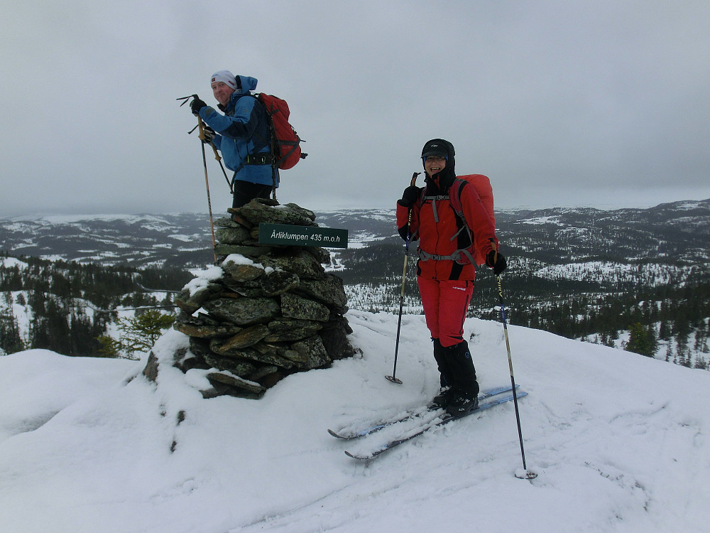 I bakgrunnen ser vi Grønsjøen (rett bak skiltet), Lille Grønsjøen er rett bak Rune og varden. Hårfjellet ligger litt lenger til høyre like utenfor bildet.