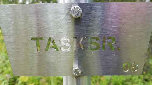 Slike metallskilt er det satt opp store mengder av i Leksvik kommune og viser hvor det har stått en gammel seter som nå er borte.